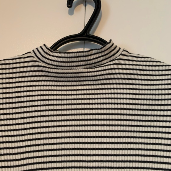 H.I.P White & Black Horizontally Lined Sleeveless High Neck Top Size Medium - Picture 2 of 5